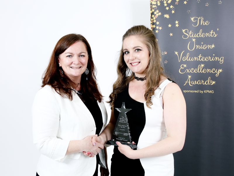 Michaelagh Tennyson being presented with the Sports Volunteer of the Year Award by Liz McLaughlin, Queen’s Sport